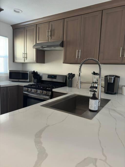 Modern Retreat 1 Mi. From Disney Анахайм Екстериор снимка